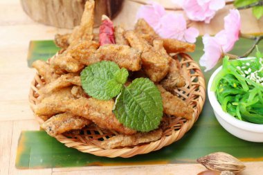 Kızarmış balıkla yosun salata bir harika