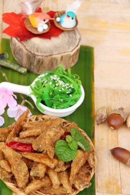 Kızarmış balıkla yosun salata bir harika