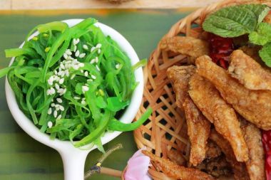 Kızarmış balıkla yosun salata bir harika