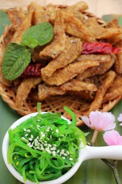 Kızarmış balıkla yosun salata bir harika