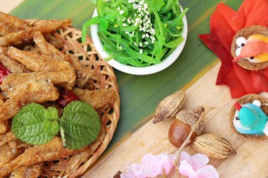 Kızarmış balıkla yosun salata bir harika