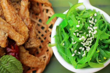 Kızarmış balıkla yosun salata bir harika