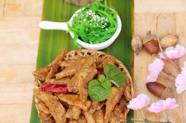 Kızarmış balıkla yosun salata bir harika