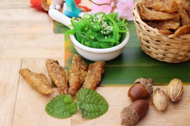 Kızarmış balıkla yosun salata bir harika