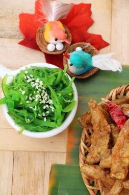 Kızarmış balıkla yosun salata bir harika