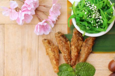 Kızarmış balıkla yosun salata bir harika