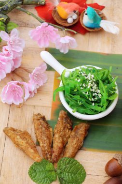 Kızarmış balıkla yosun salata bir harika