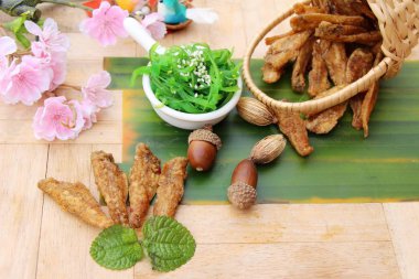 Kızarmış balıkla yosun salata bir harika