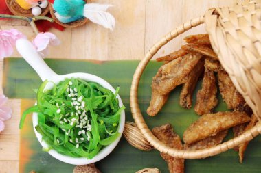 Kızarmış balıkla yosun salata bir harika