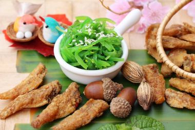 Kızarmış balıkla yosun salata bir harika