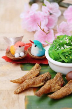 Kızarmış balıkla yosun salata bir harika