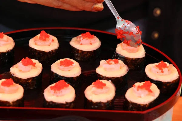 Karışık rulo suşi kümesi lezzetli, Japon besindir