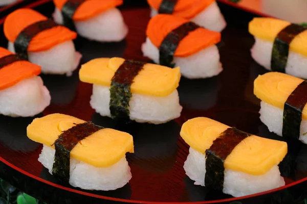 Sushi gulung campuran sangat lezat, makanan Jepang — Stok Foto