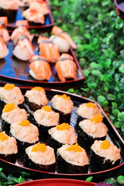 Smíšené roll sushi je vynikající japonské jídlo — Stock fotografie