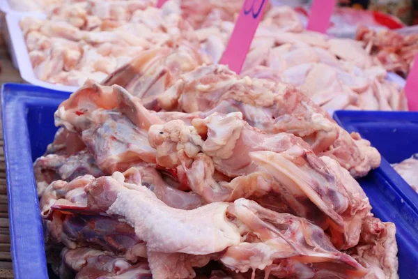 Pollo fresco para cocinar en el mercado — Foto de Stock