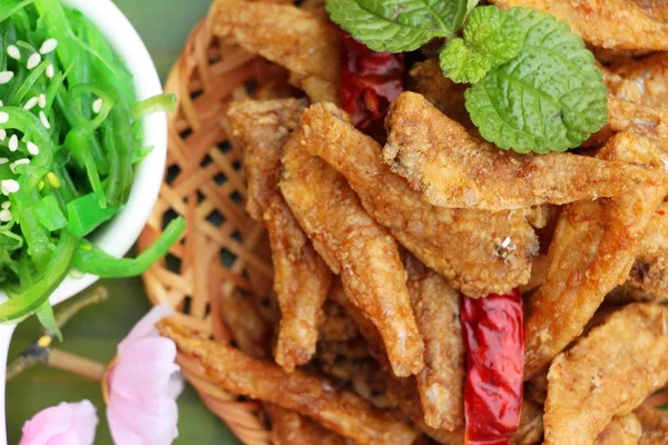 Kızarmış balıkla yosun salata bir harika