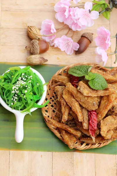 Kızarmış balıkla yosun salata bir harika