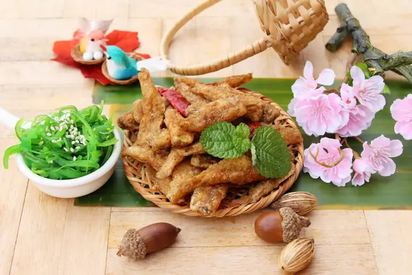 Algensalat mit gebratenem Fisch ist köstlich — Stockfoto