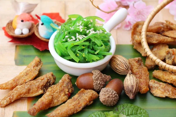 Kızarmış balıkla yosun salata bir harika