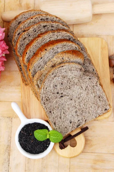 Pan de trigo integral con semillas de sésamo negro — Foto de Stock