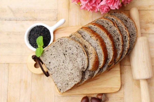 Pão de trigo inteiro com semente de gergelim preto — Fotografia de Stock