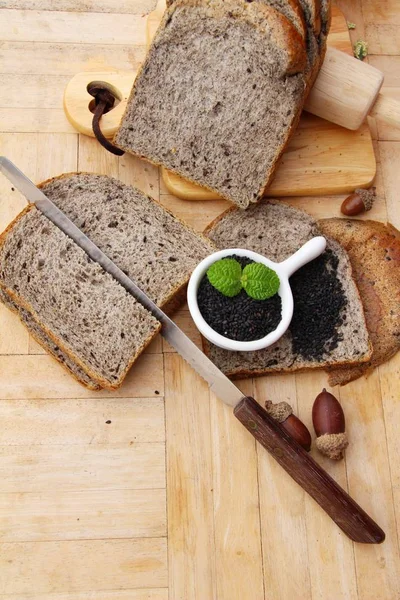 씨앗 검은 참 깨와 통 밀 빵 — 스톡 사진
