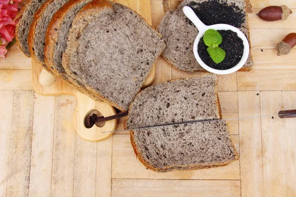 Pan de trigo integral con semillas de sésamo negro — Foto de Stock