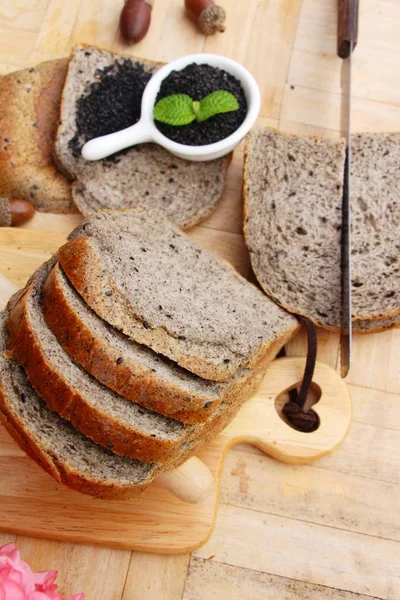 Pão de trigo inteiro com semente de gergelim preto — Fotografia de Stock
