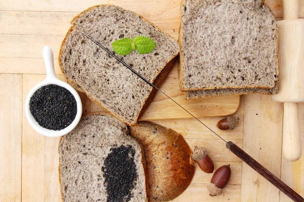 Celozrnný chléb s Sezamové semínko černé — Stock fotografie