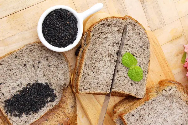 Pan de trigo integral con semillas de sésamo negro — Foto de Stock