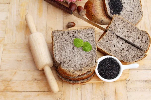 Pan de trigo integral con semillas de sésamo negro — Foto de Stock