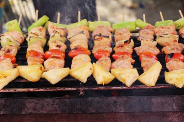 Izgara domuz Barbekü sos ile tepesinde lezzetlidir 