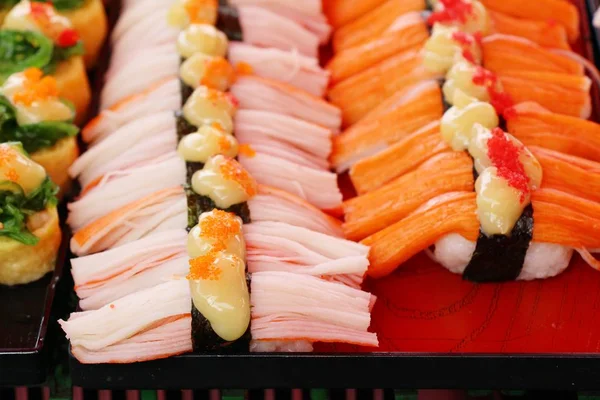 Zestaw mieszany rolki sushi jest smaczne, Japoński żywności — Zdjęcie stockowe