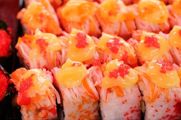 Smíšené roll sushi je vynikající japonské jídlo — Stock fotografie