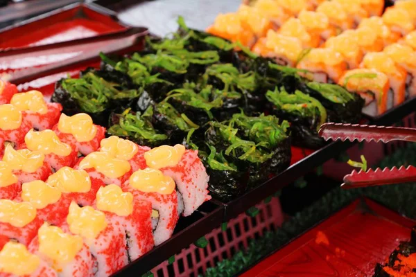混合的卷寿司套是美味，日本料理 — 图库照片