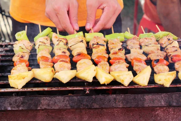 Izgara domuz Barbekü sos ile tepesinde lezzetlidir