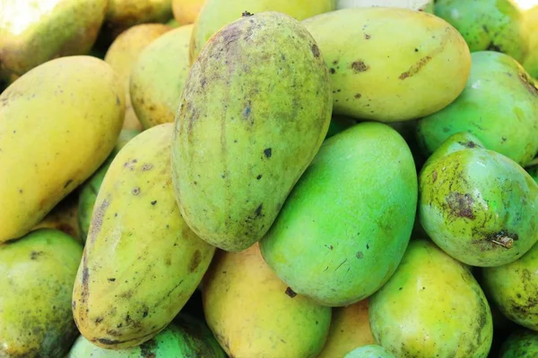 Frutta al mango sul mercato — Foto Stock
