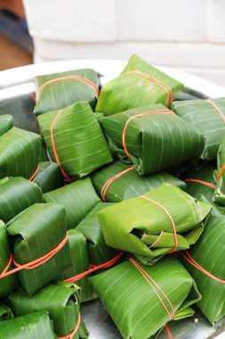 Muz sarılmış ekşi domuz eti lezzetli bırakır