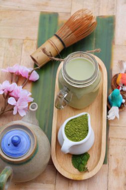 Yeşil çay süt ve matcha çay tozu ile