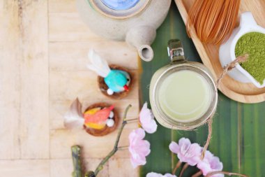 Yeşil çay süt ve matcha çay tozu ile