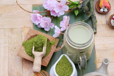 Yeşil çay süt ve matcha çay tozu ile