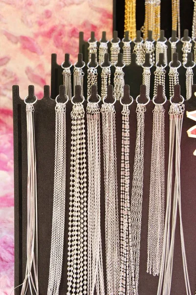 Halskette aus Edelstahl zum Verkauf auf dem Markt — Stockfoto