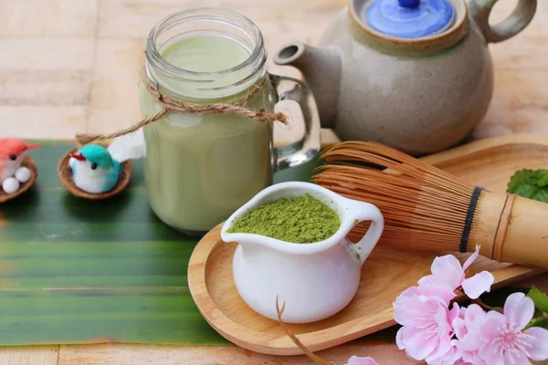 Té verde con leche y té matcha en polvo — Foto de Stock