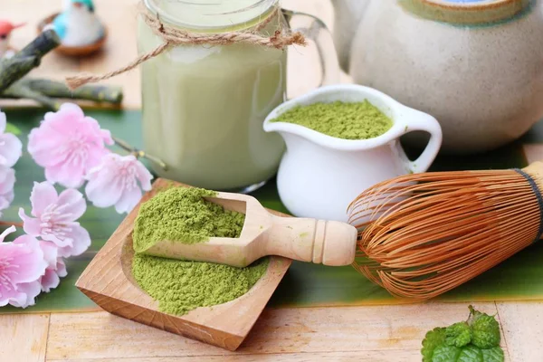 Groene thee met melk en matcha thee poeder — Stockfoto