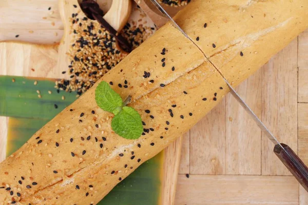 Pan francés ecológico con sésamo negro delicioso — Foto de Stock