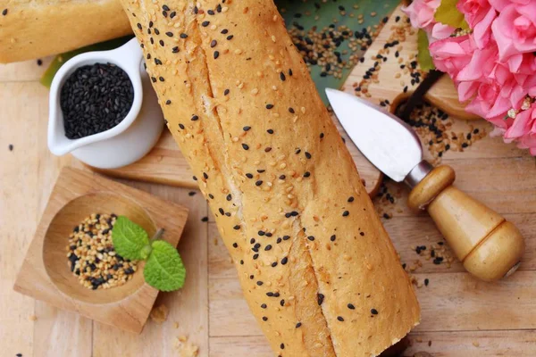 Francouzský chléb bio s černým sezamem lahodné — Stock fotografie