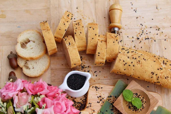 Французский хлеб органический с черным кунжутом вкусный — стоковое фото