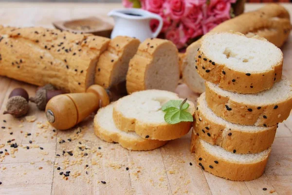 Francouzský chléb bio s černým sezamem lahodné — Stock fotografie