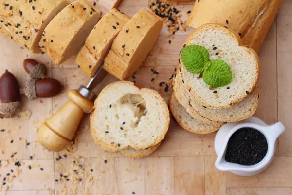 Pão francês orgânico com gergelim preto delicioso — Fotografia de Stock