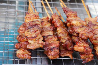 belgili tanımlık çarşı içinde kavrulmuş domuz eti lezzetlidir